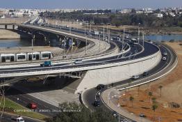 Image du Maroc Professionnelle de  Le Tramway traverse le nouveau pont Hassan II, construit sur le fleuve Bouregrag entre Rabat et Salé, Jeudi 20 Octobre 2011. (Photo / Abdeljalil Bounhar) 